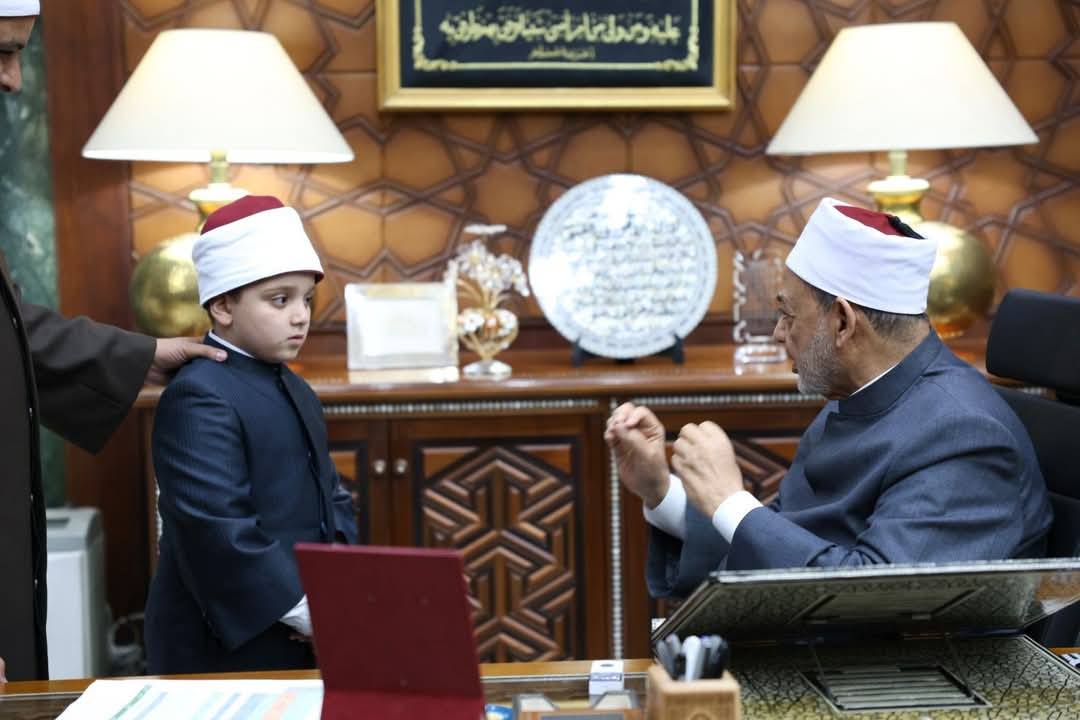شيخ الأزهر يستقبل الطفل في مكتبه أول مايو